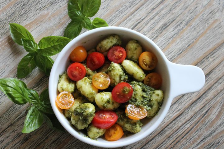Gnocchi al pesto di basilico e pomodorini: nostalgia d’estate