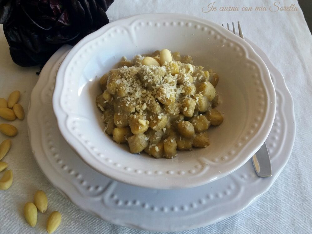 Gnocchi al pesto di radicchio e mandorle