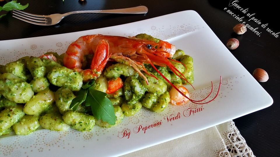 Gnocchi al pesto di rucola nocciole e gamberi