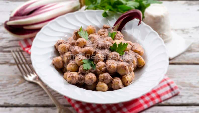 Gnocchi al radicchio e ricotta , spazio ai sapori contrastanti