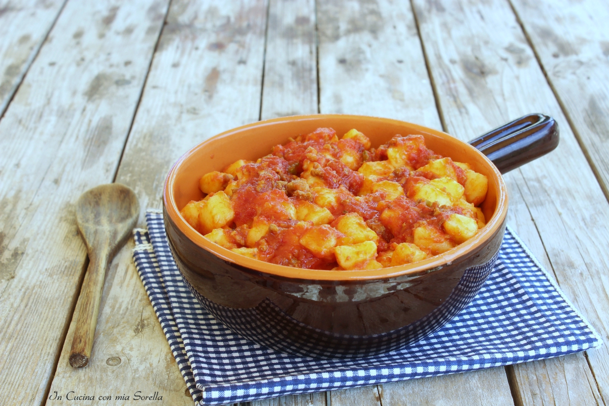 Gnocchi al ragù di carne mista