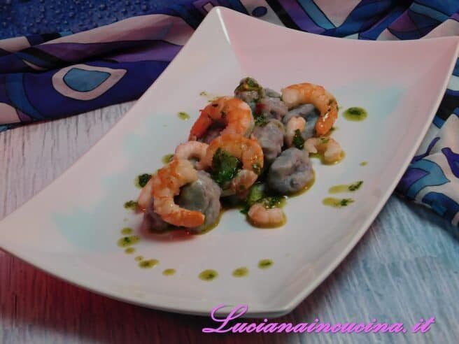 Gnocchi blu, gamberi in oliocottura con emulsione di basilico