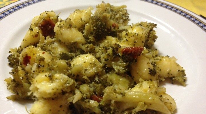 Gnocchi broccoli, pomodori secchi e acciughe