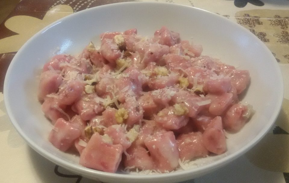 Gnocchi con barbabietole al gorgonzola