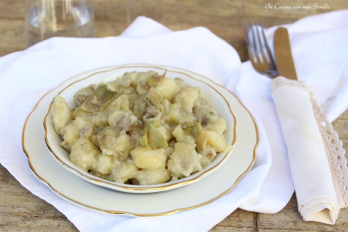 Gnocchi con carciofi e salsiccia