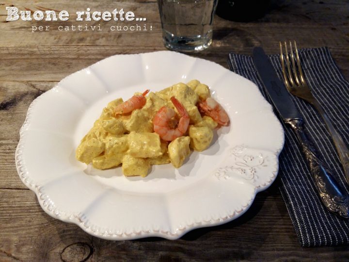 Gnocchi con crema al curry e gamberi