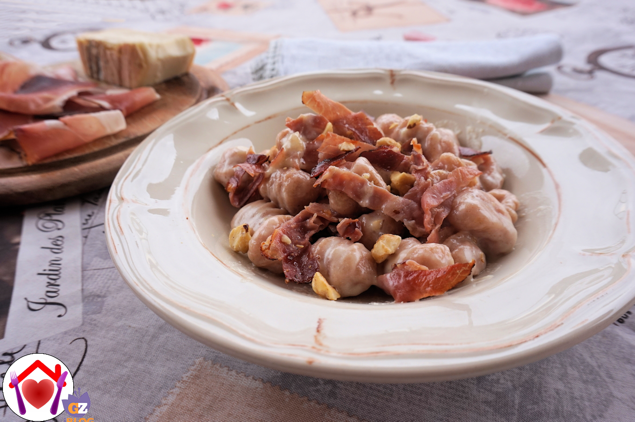 Gnocchi con crema al taleggio, speck e nocciole