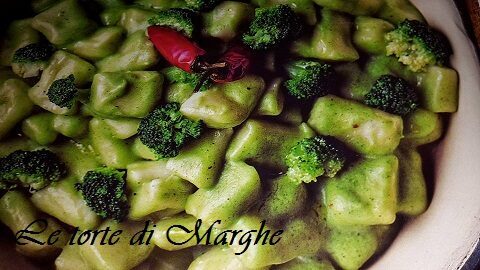 Gnocchi con crema di broccoletti pinoli.