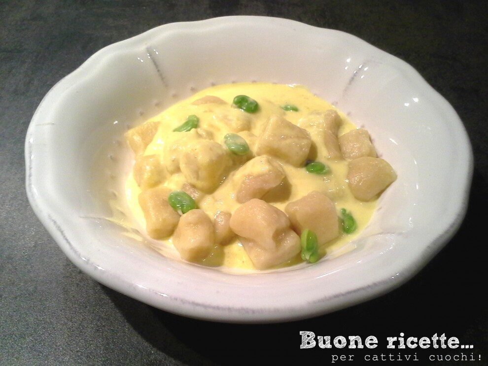 Gnocchi con crema di curcuma e fave