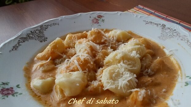 Gnocchi con crema di peperoni