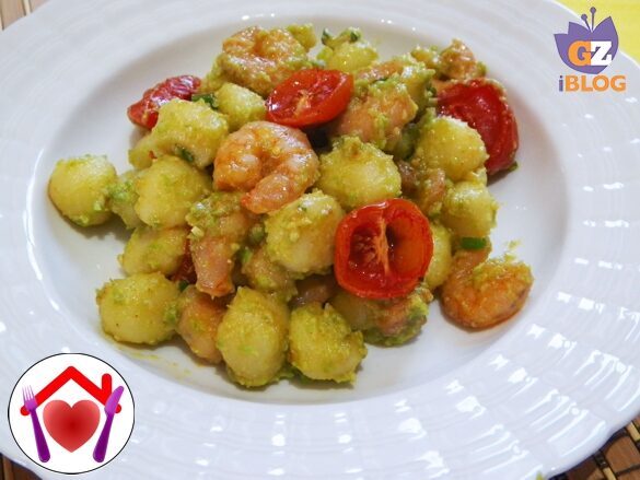 Gnocchi con crema di piselli, gamberetti e pomodorini