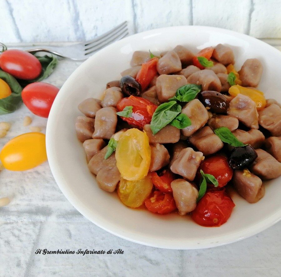 Gnocchi con farina di castagne con datterini e pinoli