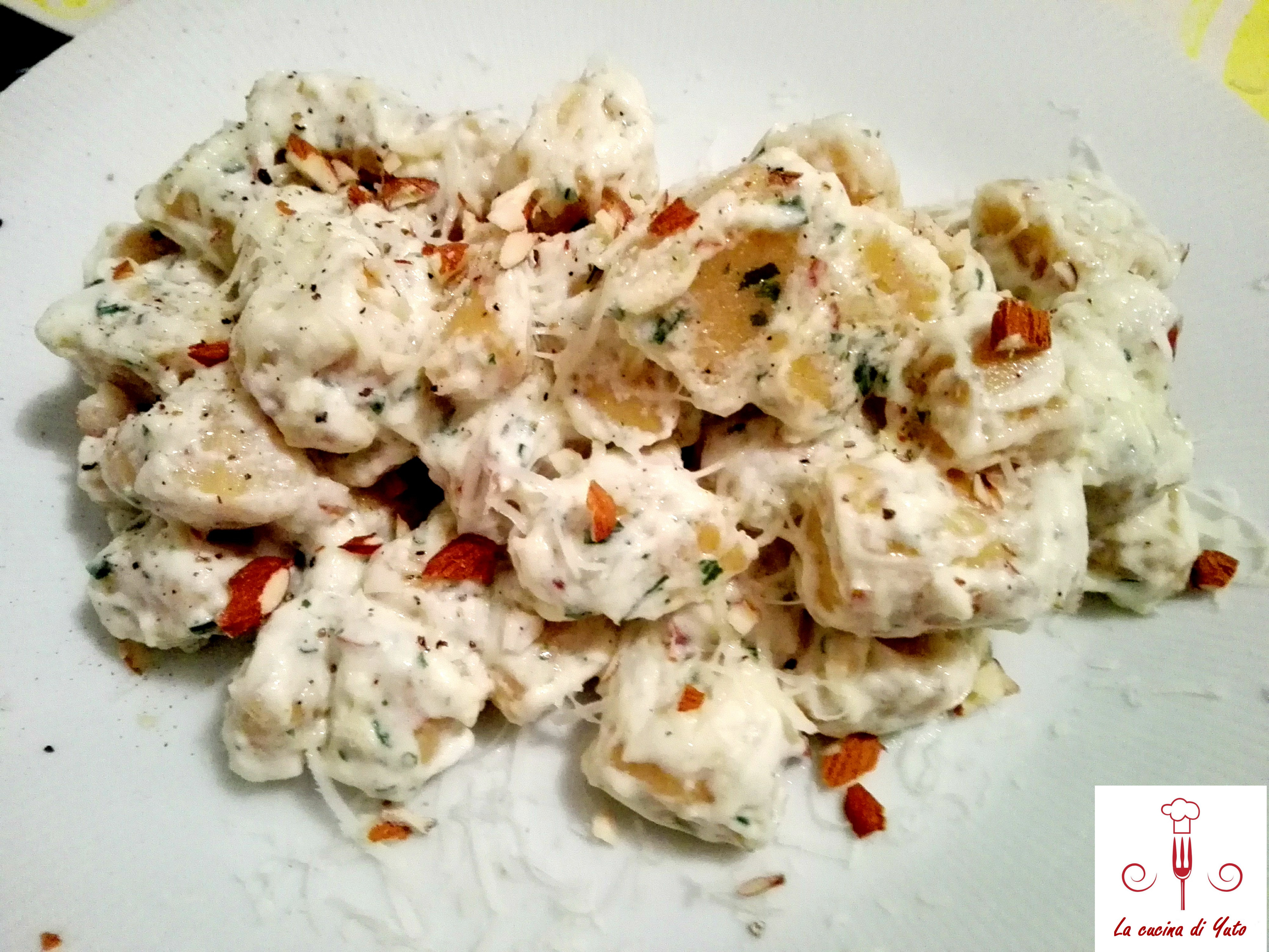 Gnocchi con farina di ceci e crema di mandorle e pecorino