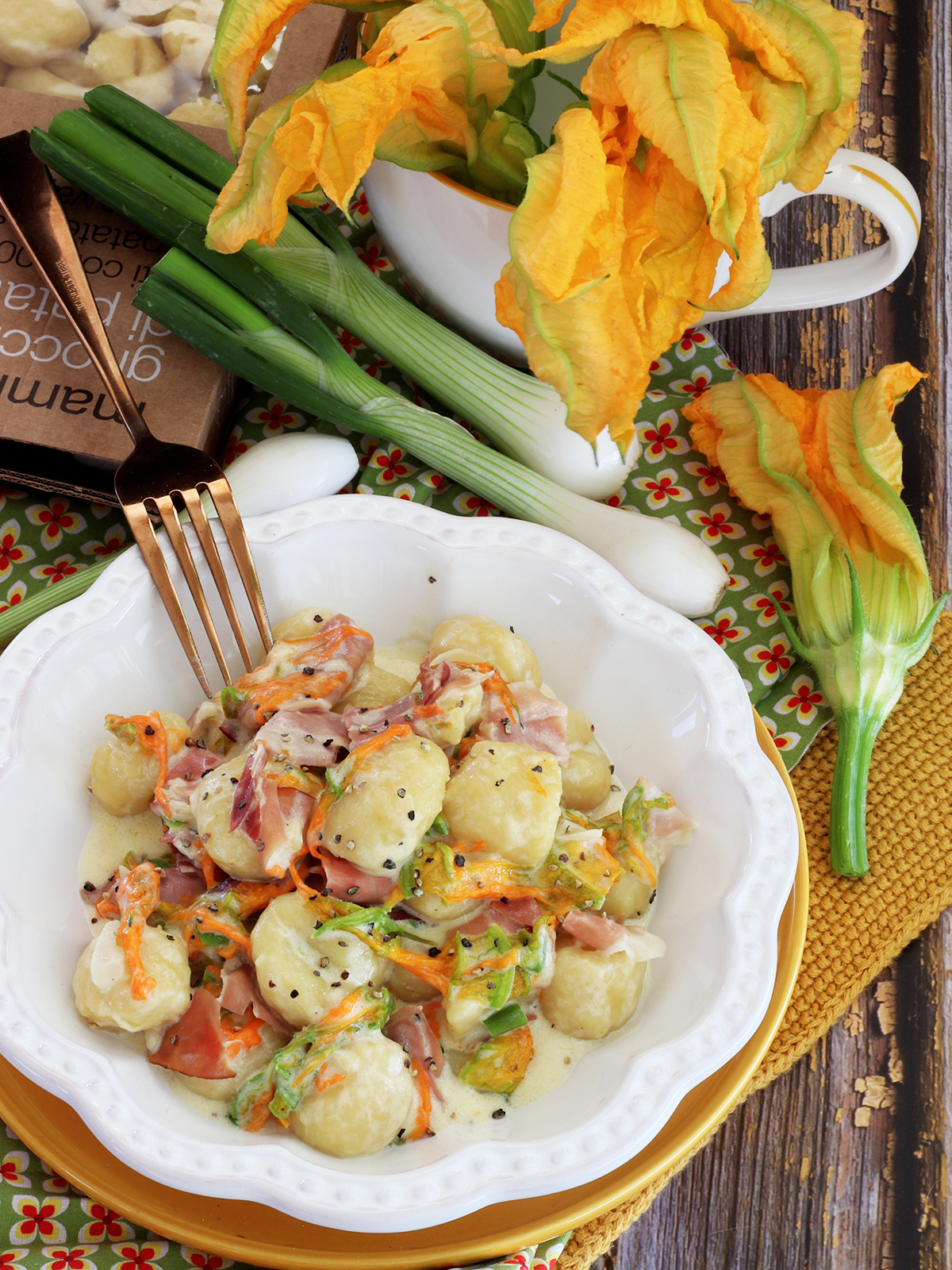 Gnocchi con fiori di zucca e speck