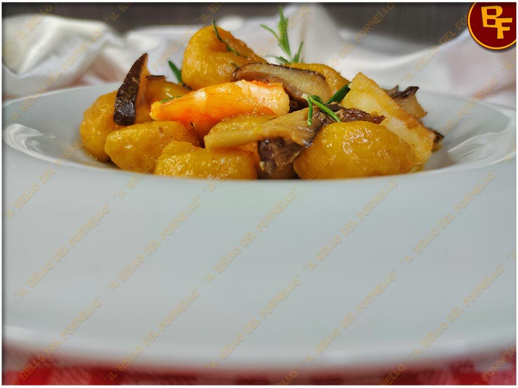 Gnocchi con funghi cardoncelli e mazzancolle