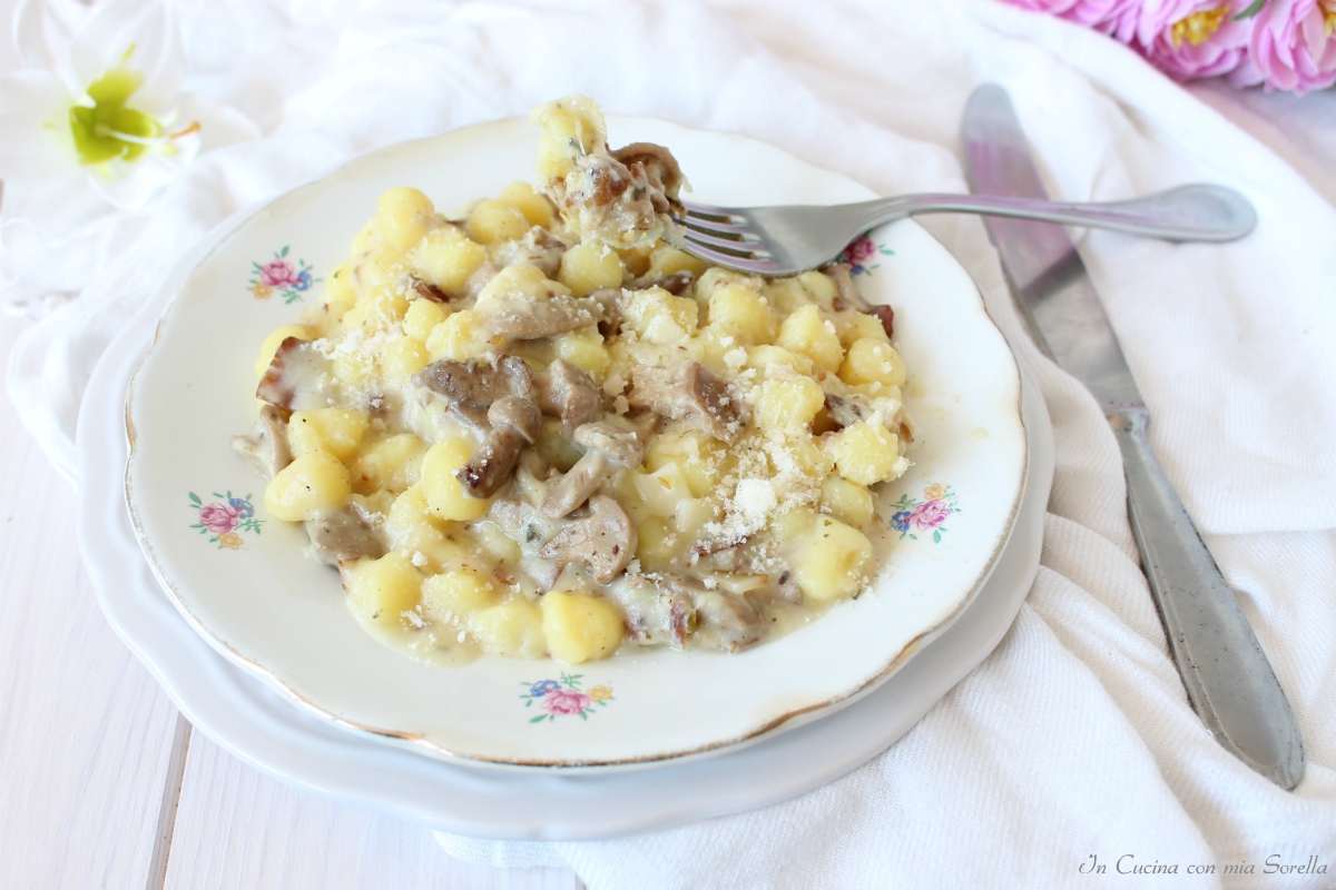 Gnocchi con funghi e provola