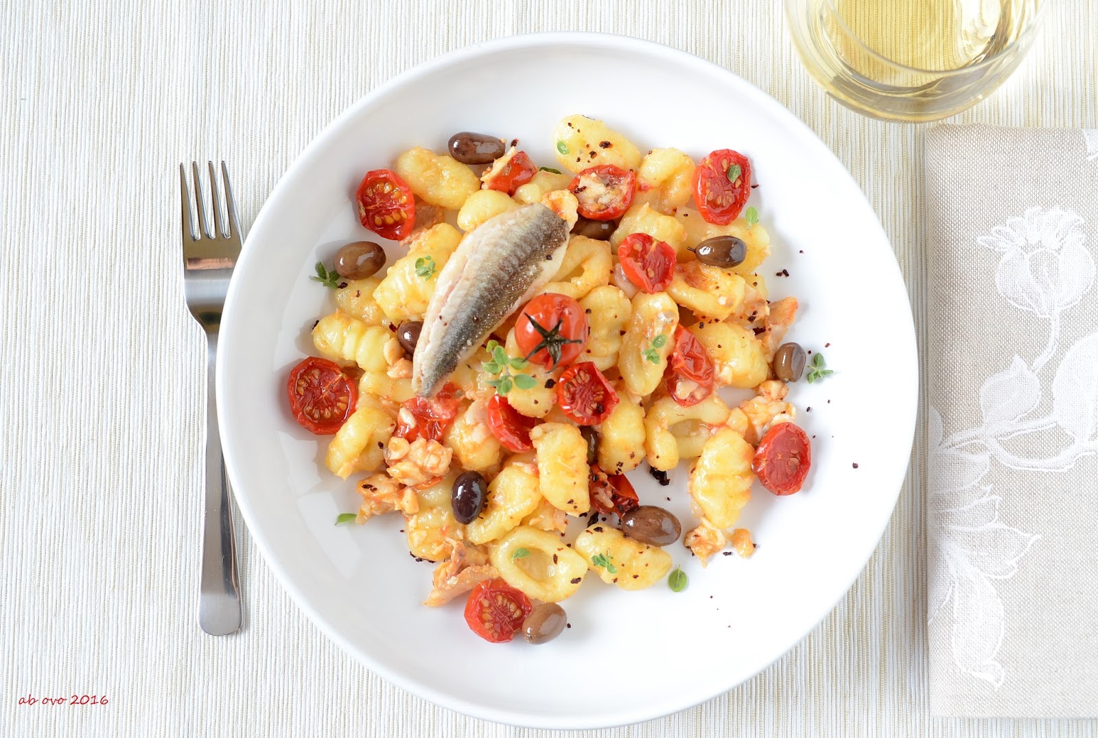 Gnocchi con gallinella di mare, pomodorini confit e olive taggiasche