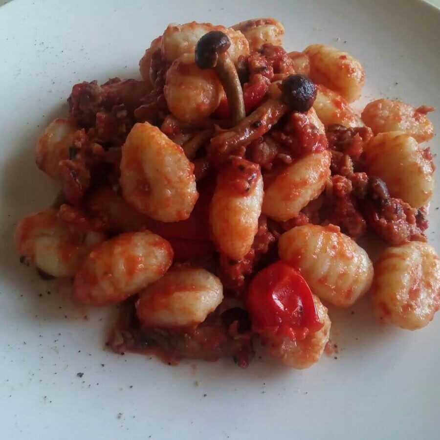 Gnocchi con luganega e funghi chiodini