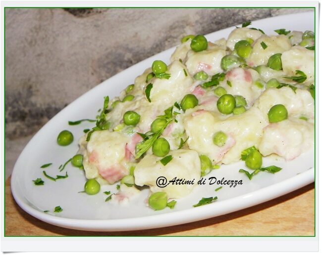Gnocchi con panna prosciutto e piselli