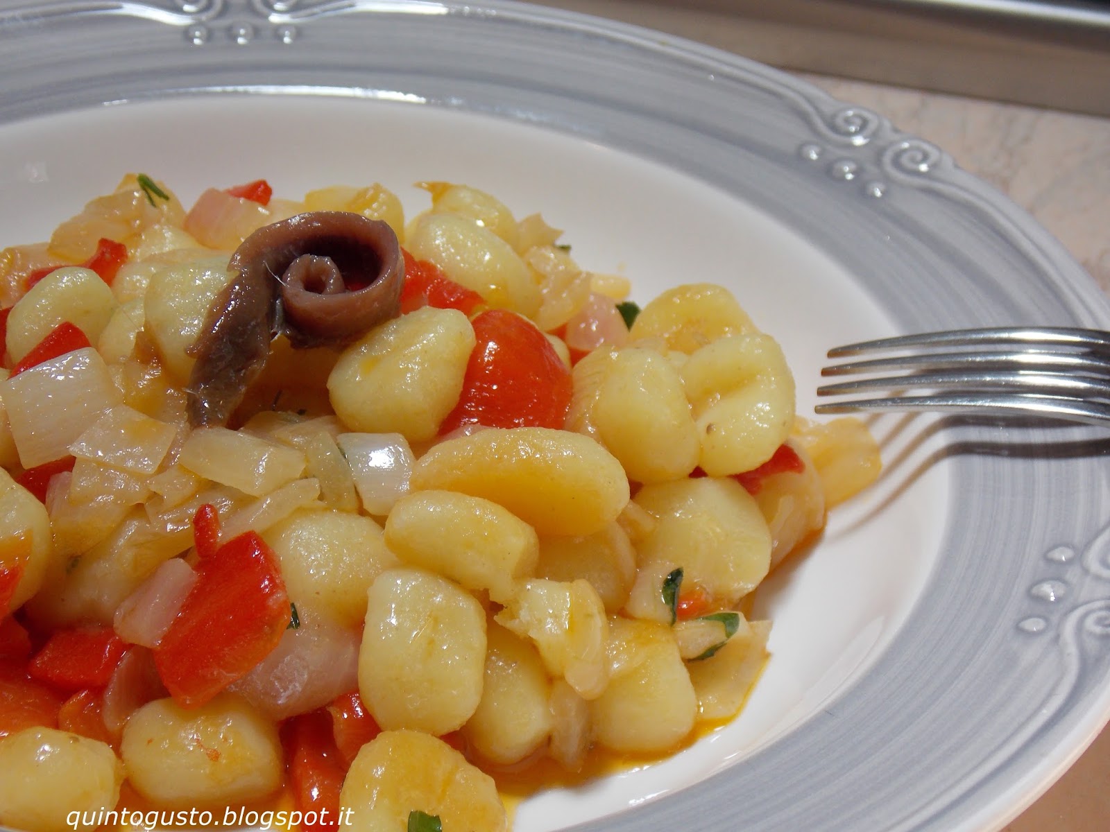 Gnocchi con peperone, cipolla e acciughe