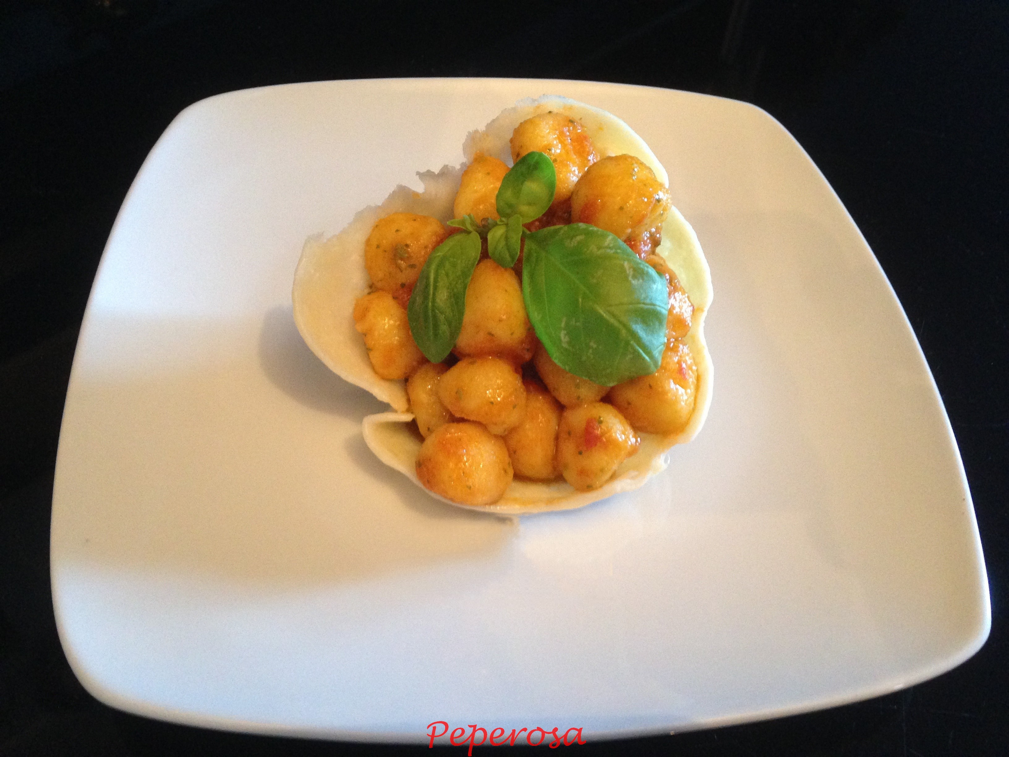 Gnocchi con pesto alla siciliana in cestino di formaggio