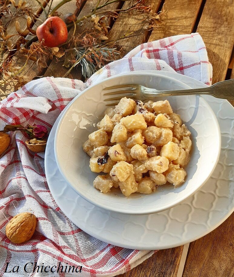 Gnocchi con  “pesto” di noci e radicchio rosso