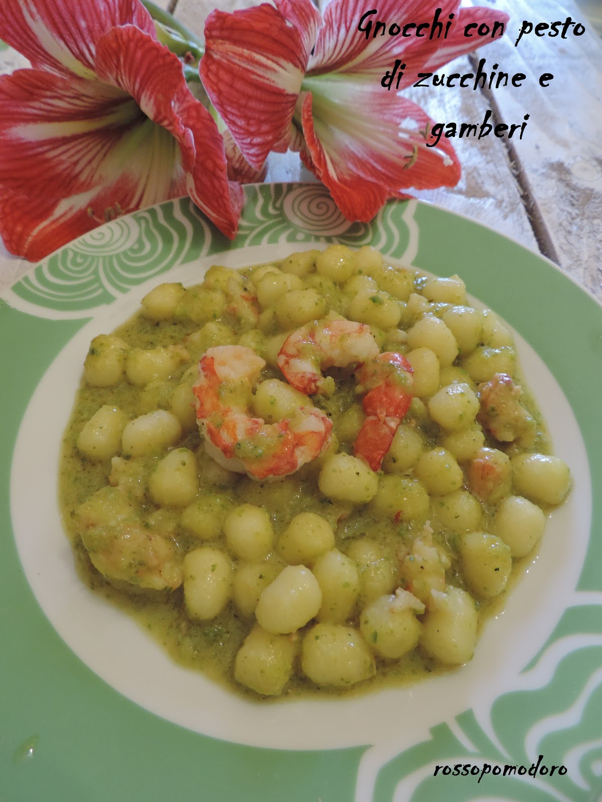 Gnocchi con pesto di zucchine e gamberi