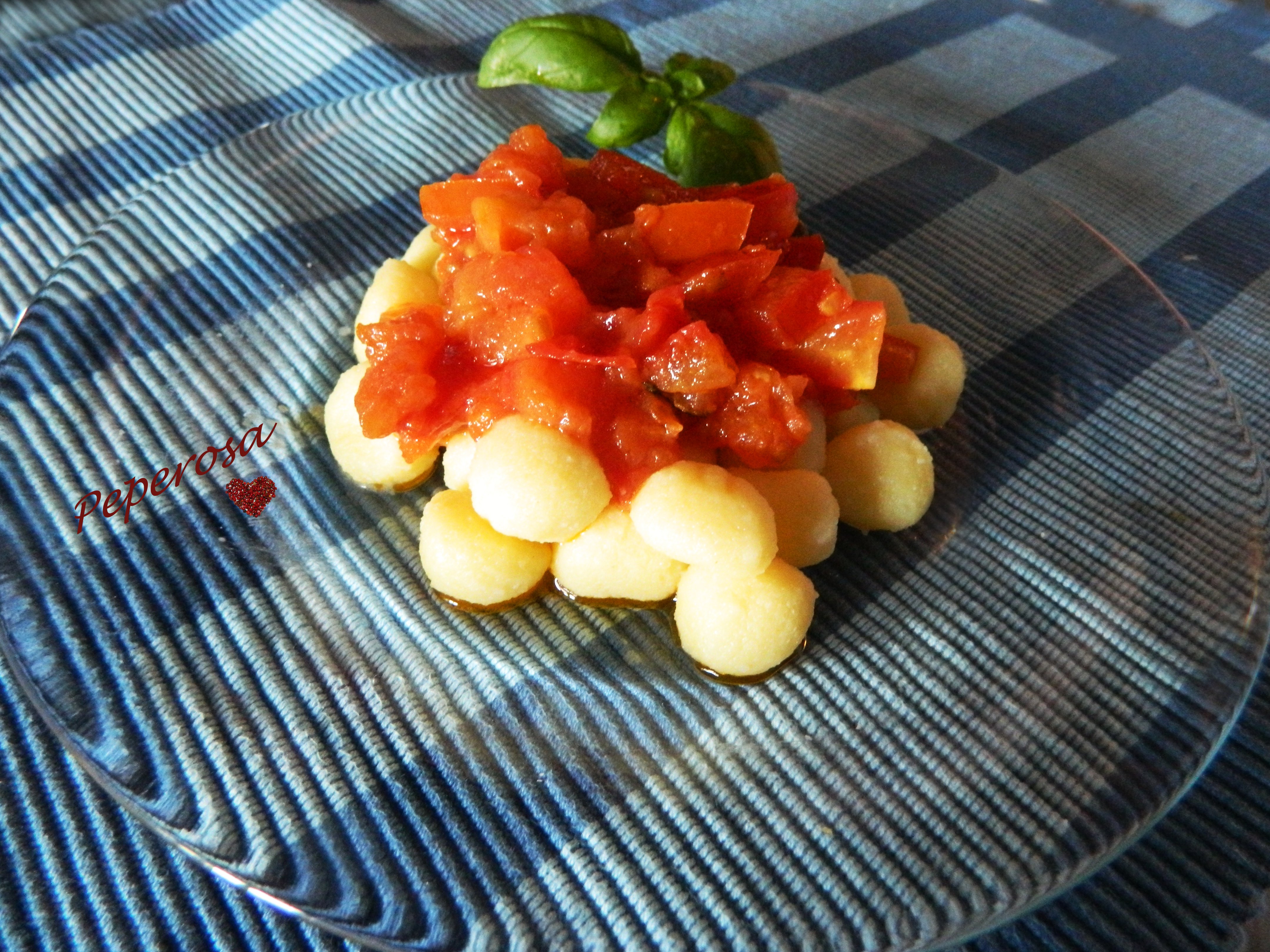 Gnocchi con pomodori freschi saltati