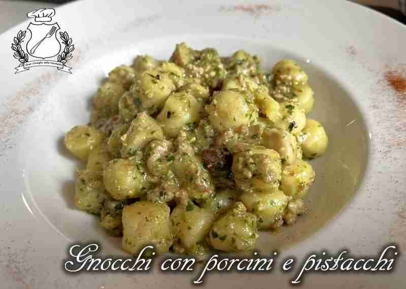 Gnocchi con porcini e pistacchi