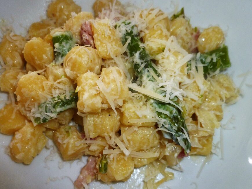 Gnocchi con porri pancetta affumicata e asparagi