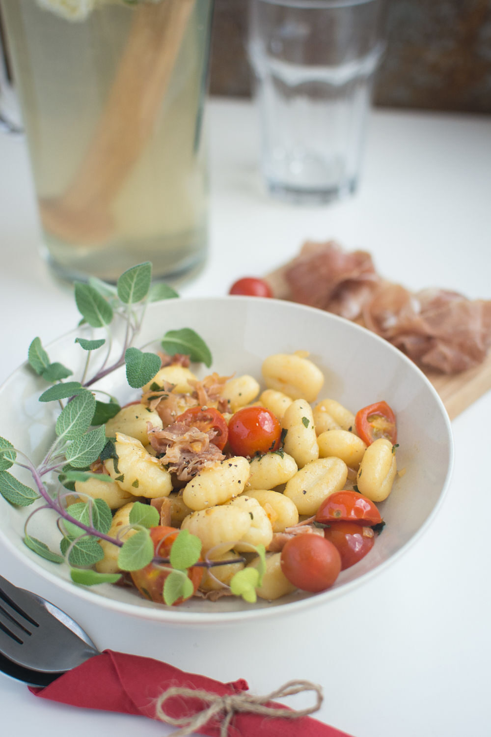 Gnocchi con prosciutto crudo e pomodorini