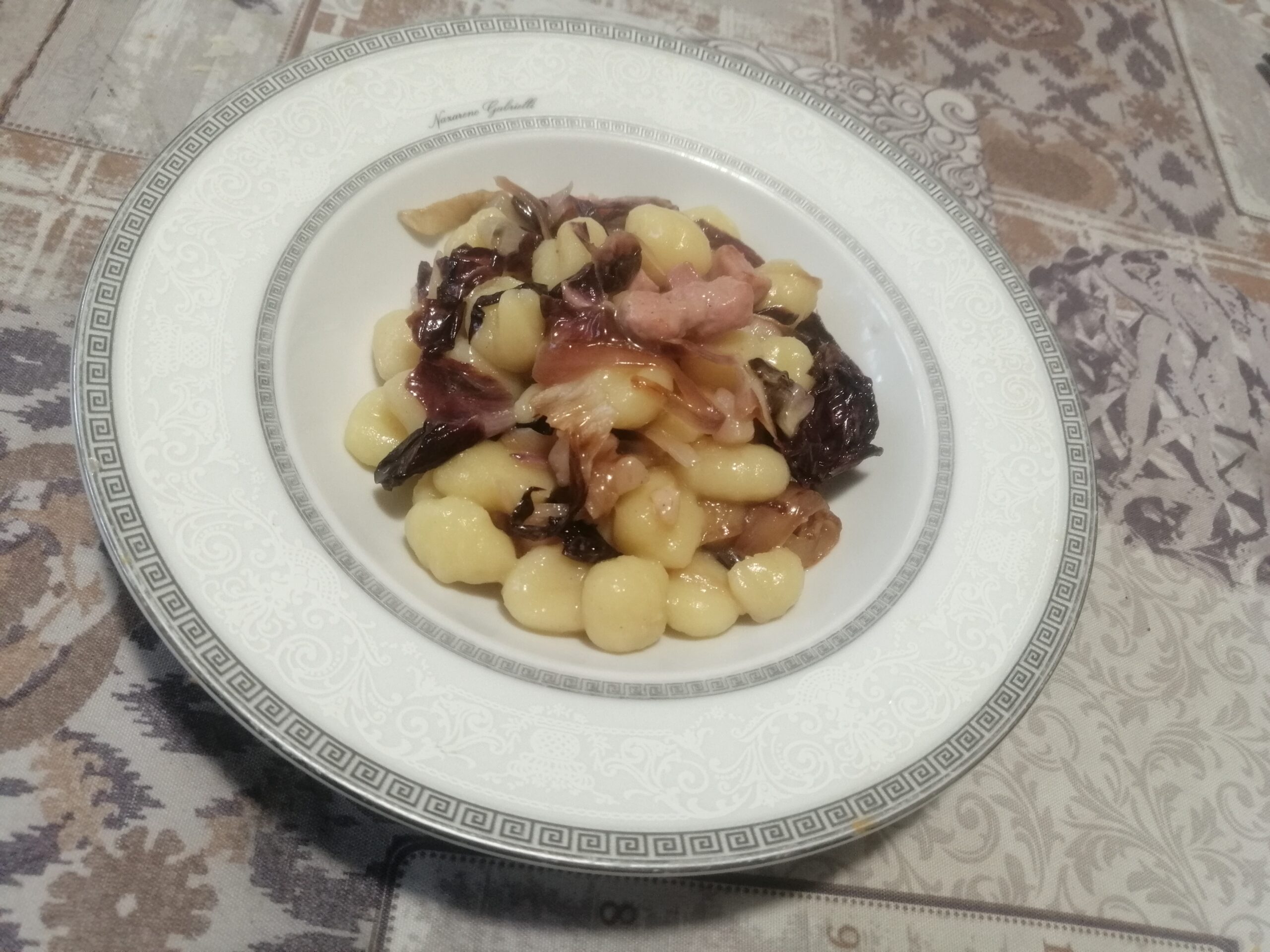 Gnocchi con radicchio e pancetta
