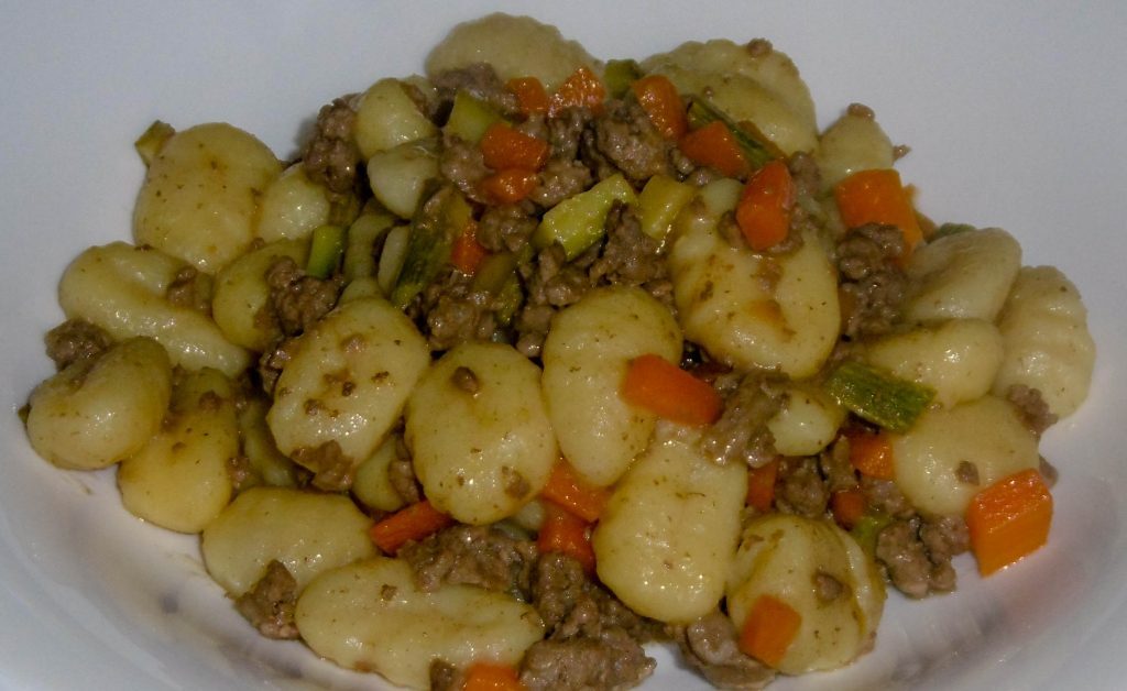 Gnocchi con ragù di carne e verdure