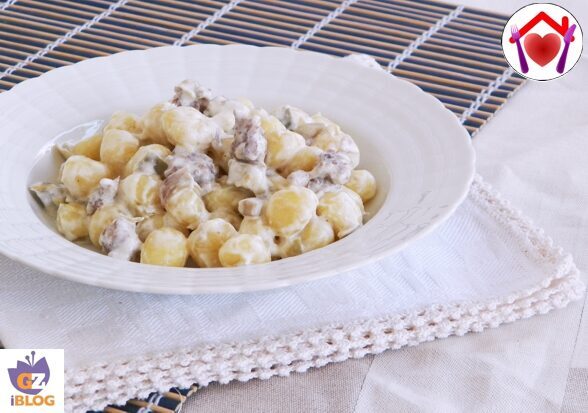 Gnocchi con salsiccia e carciofi