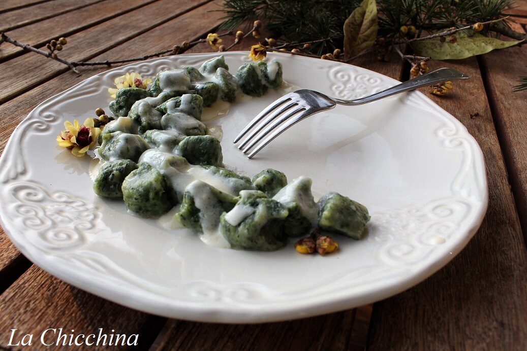 Gnocchi con spinaci e fonduta di maccagno