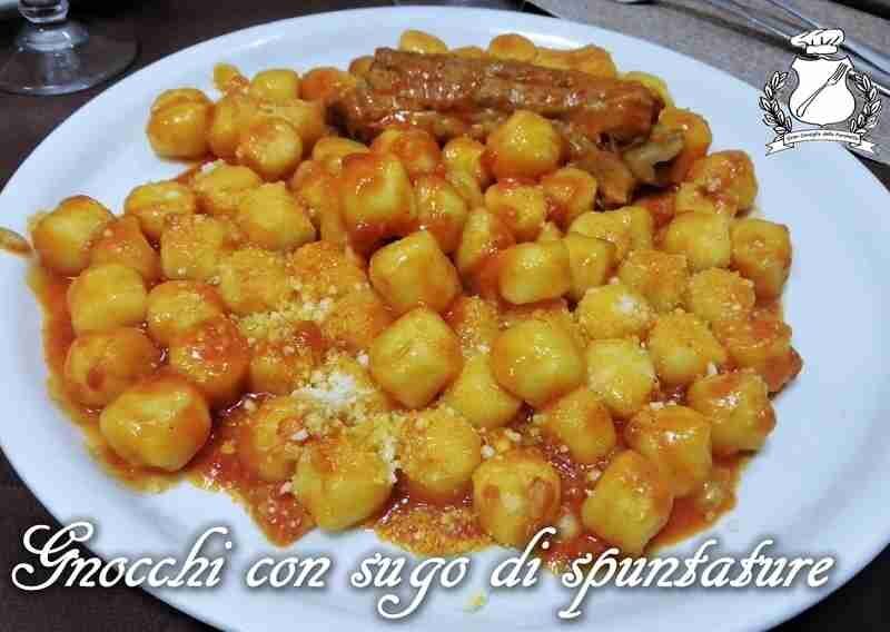 Gnocchi con sugo di spuntature di maiale