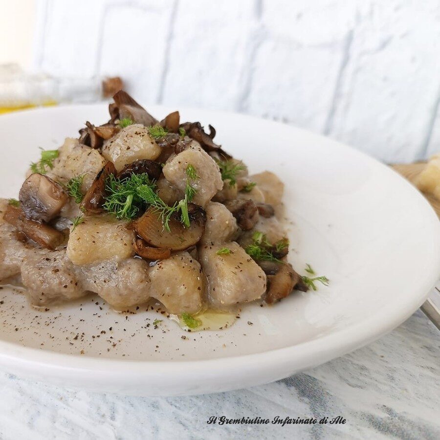 Gnocchi di ceci in crema di funghi