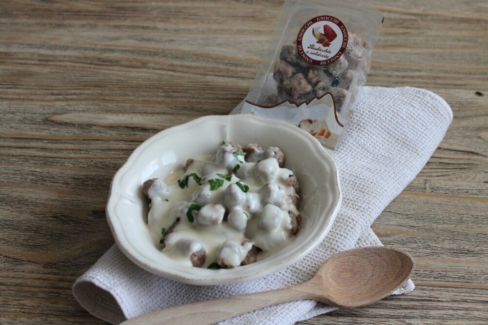 Gnocchi di pane al radicchio e salsiccia con panna e prezzemolo