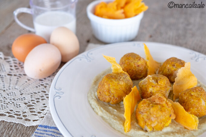 Gnocchi di pane allo zafferano su crema di carciofi con chips di lenticchie