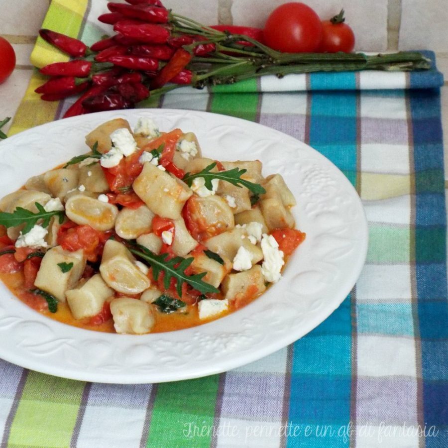Gnocchi di pasta con pomodorini, feta e rucola
