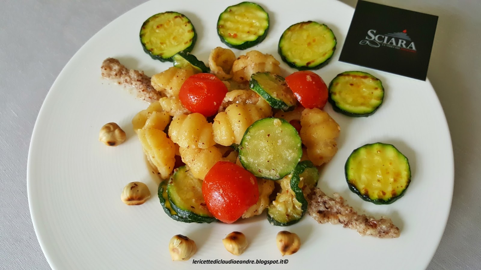 Gnocchi di pasta con zucchine, pomodorini e pesto di nocciola sciara
