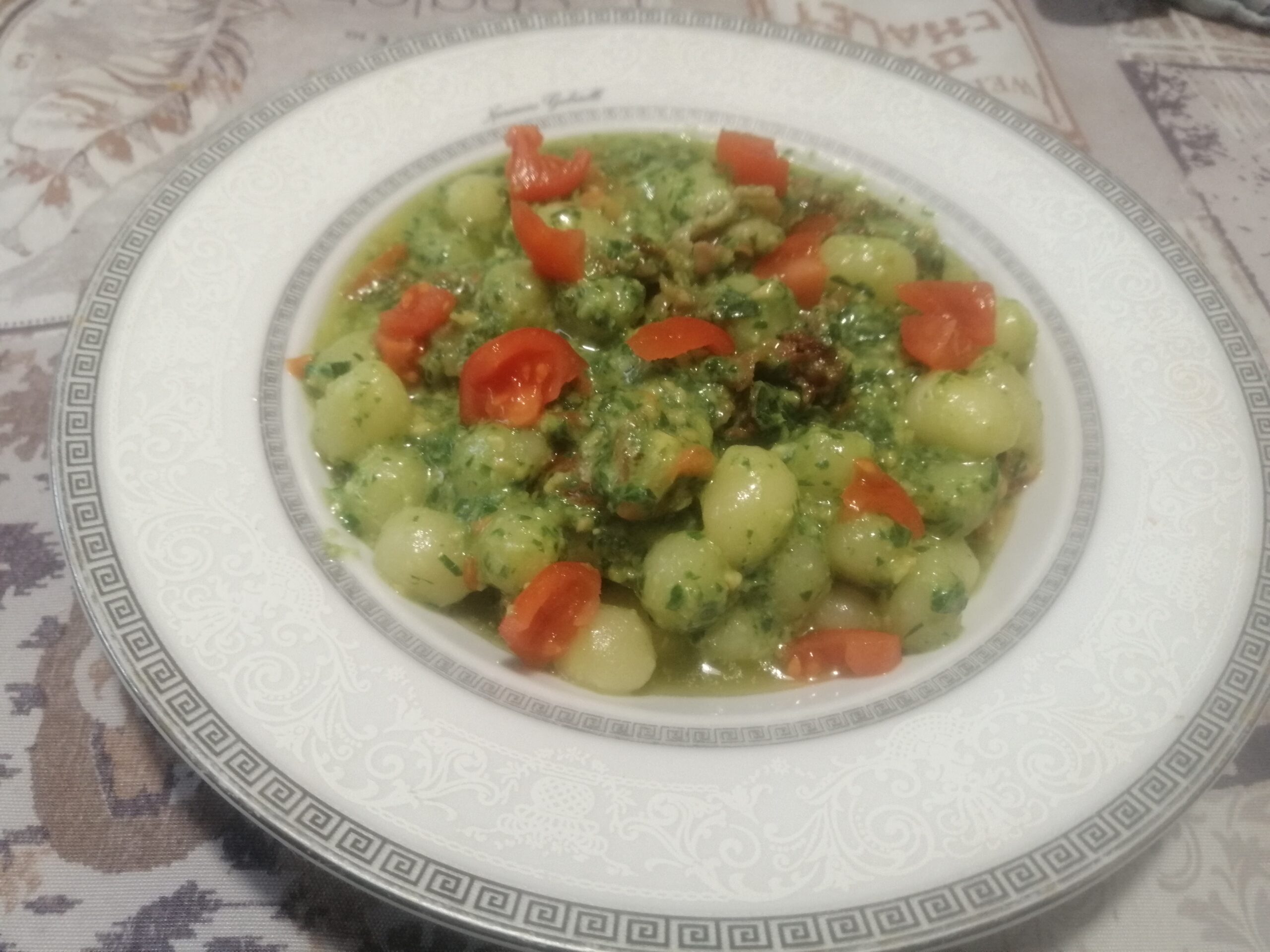 Gnocchi di patate al pesto di rucola