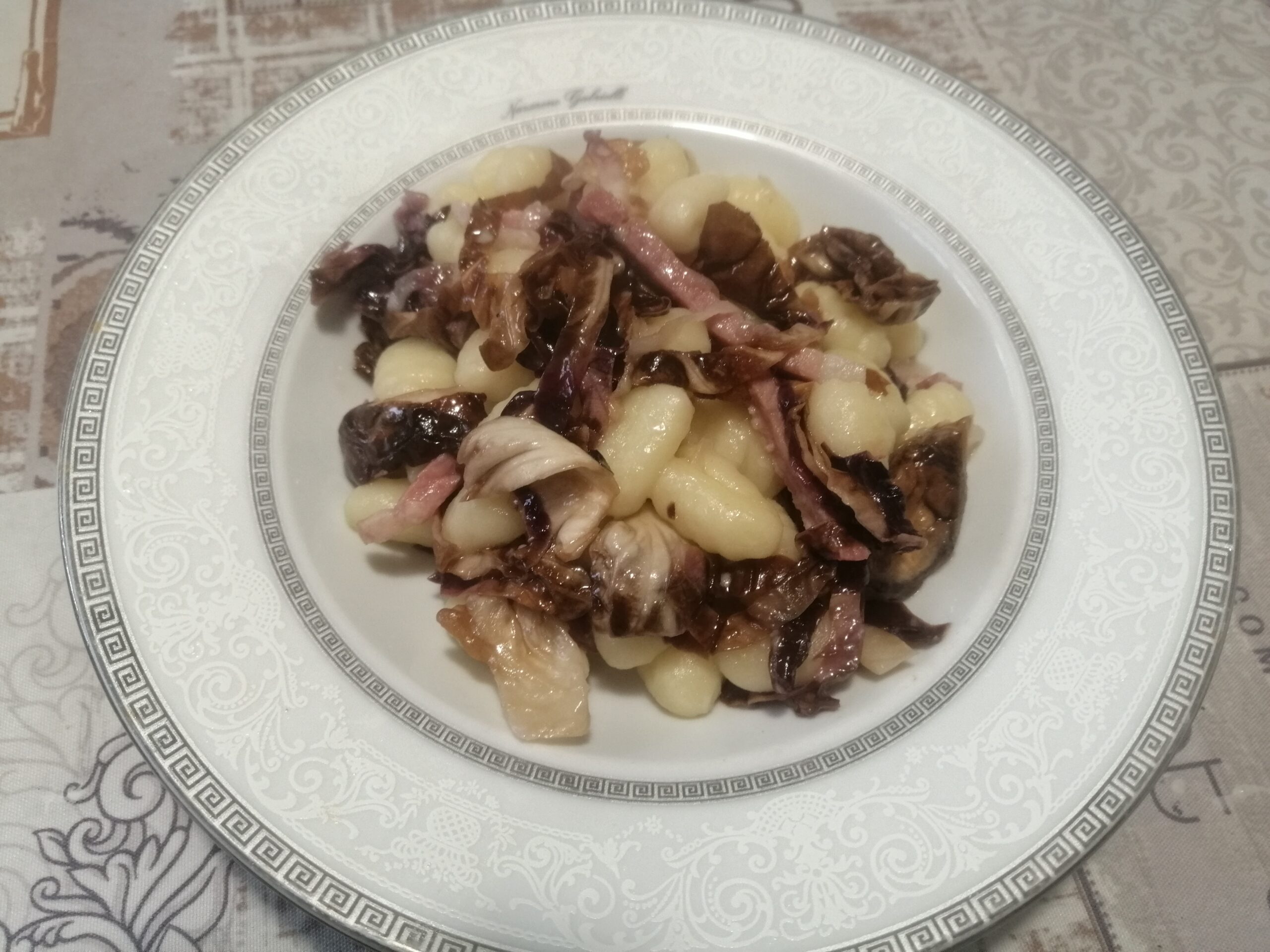 Gnocchi di patate al radicchio e speck