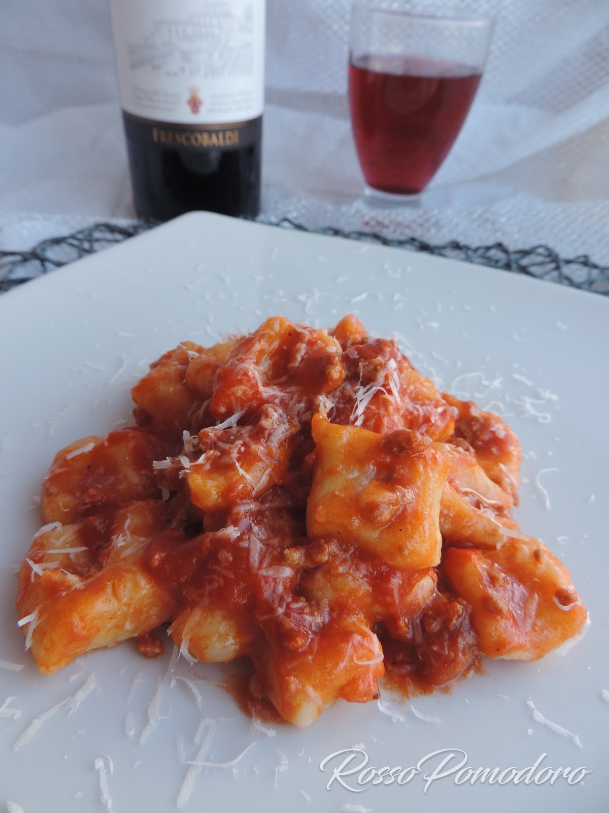 Gnocchi di patate al ragù di carne (fatti in casa)