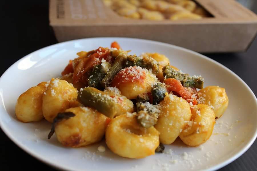 Gnocchi di patate con asparagi e pomodorini