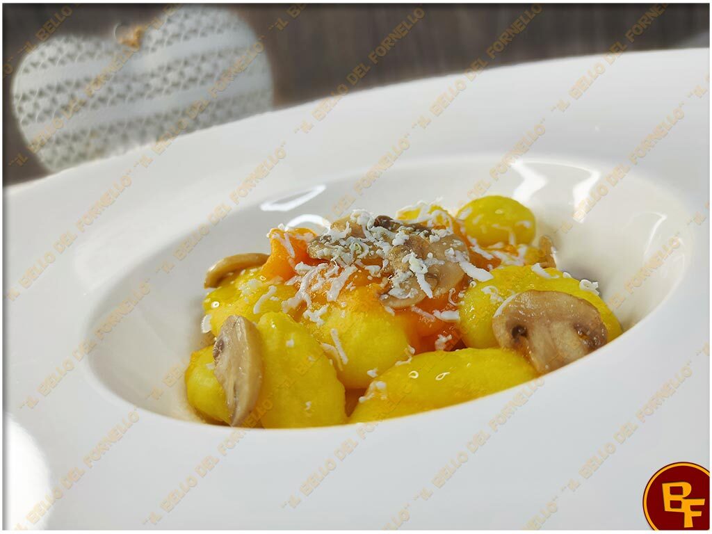 Gnocchi di patate con crema di zucca e funghi