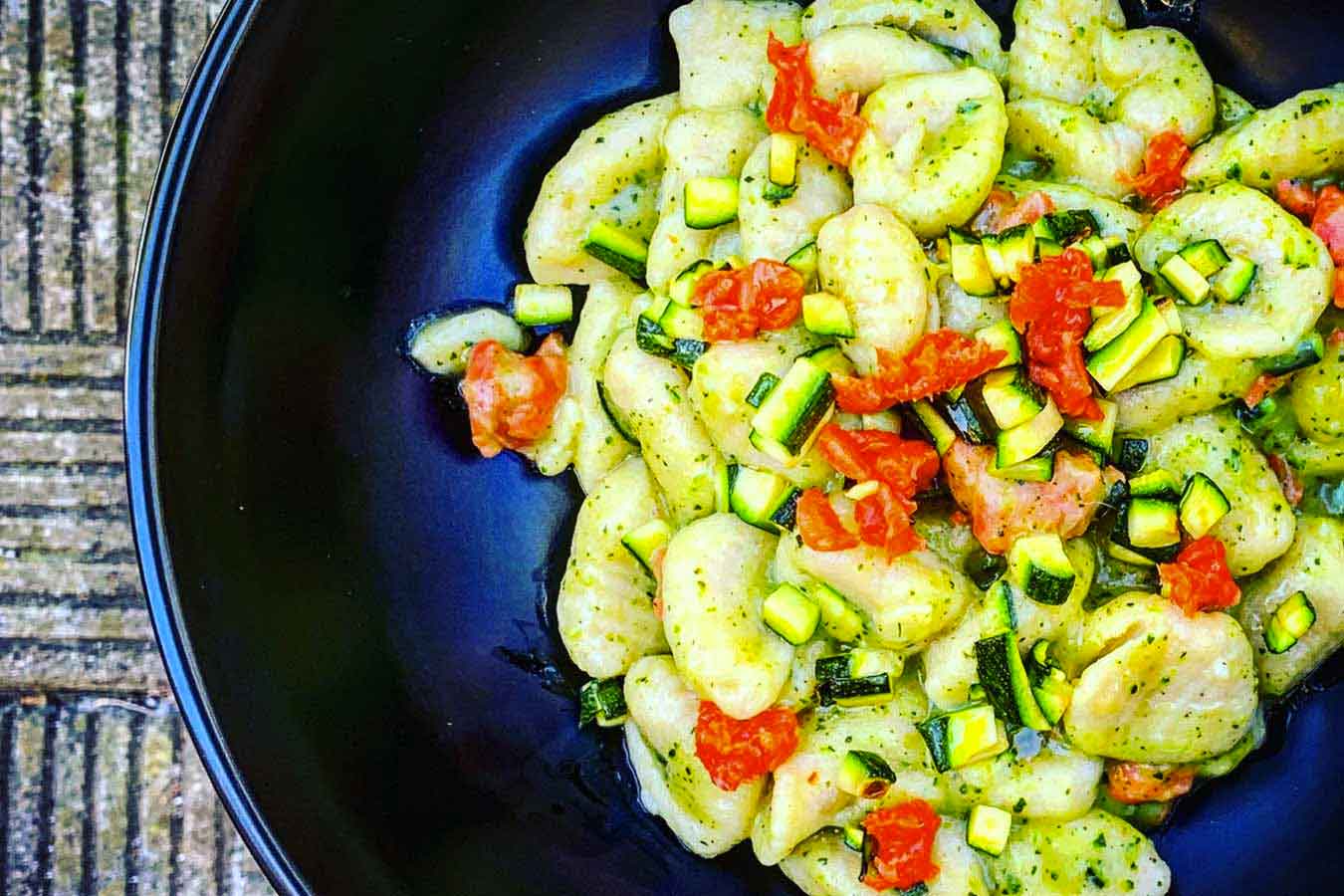 Gnocchi di patate con crema di zucchine e salmone