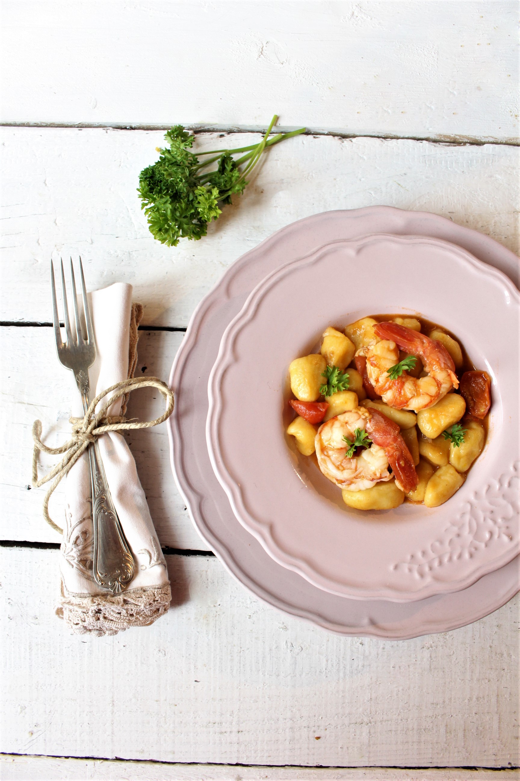 Gnocchi di patate con gamberi e pomodorini