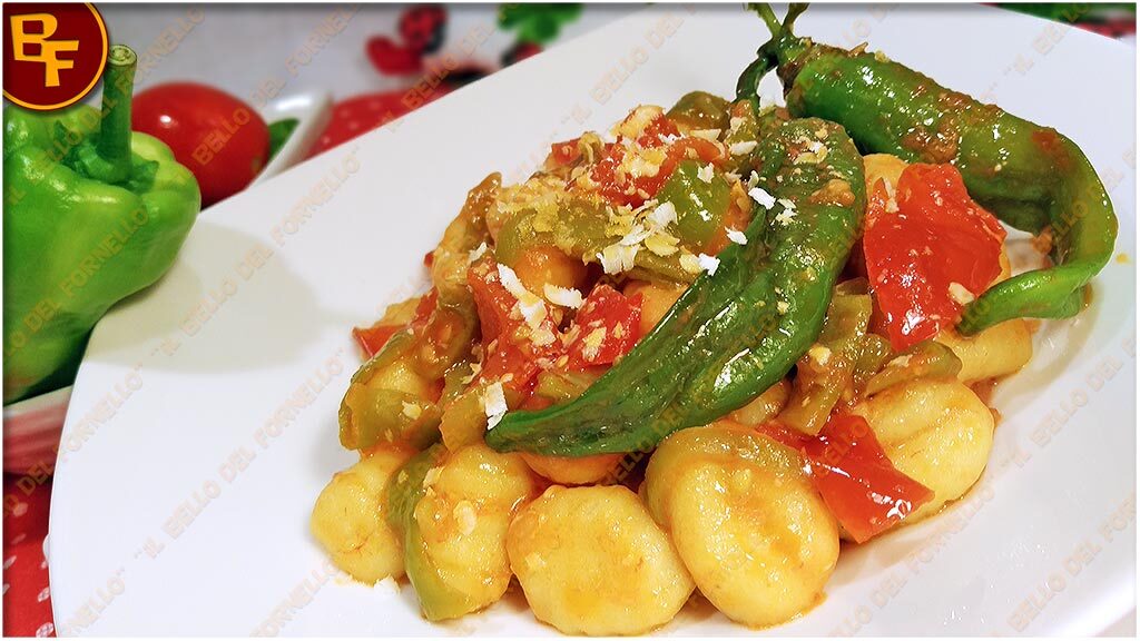 Gnocchi di patate con peperoni e pomodorini