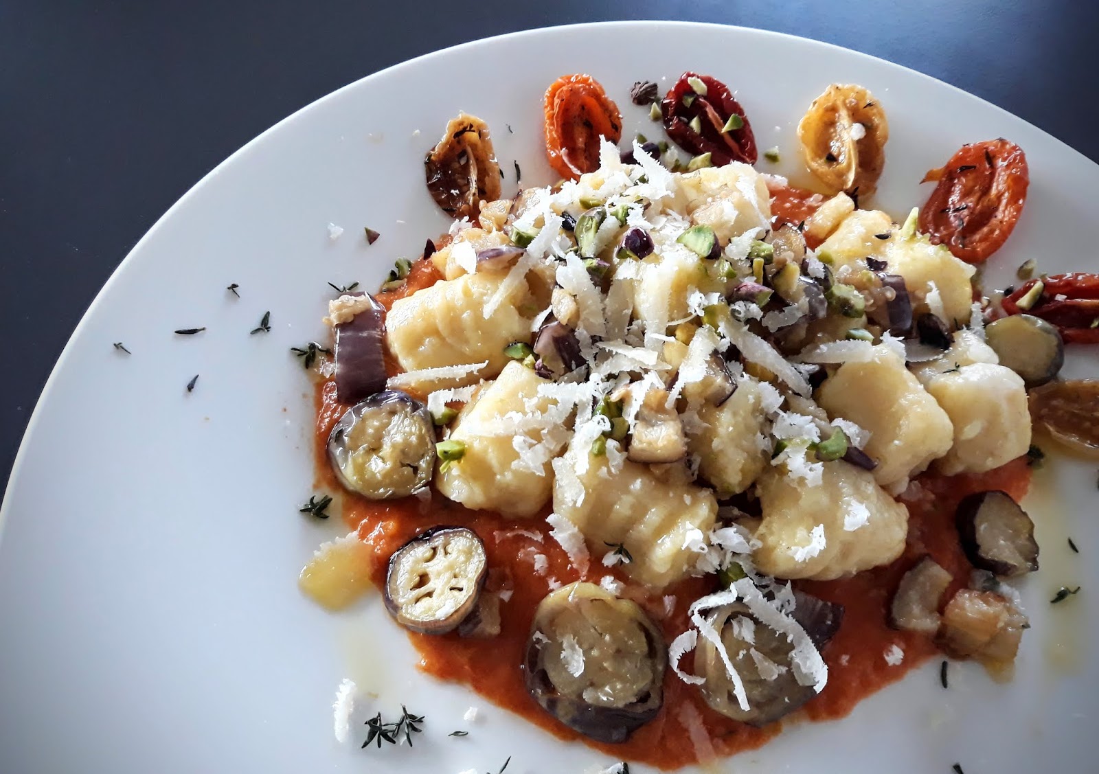 Gnocchi di patate con pomodorini confit, melanzane e crema di peperoni